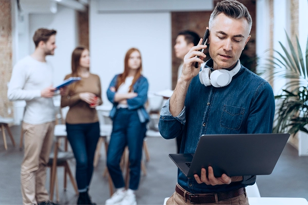 tobb telephelyen dolgozoknak